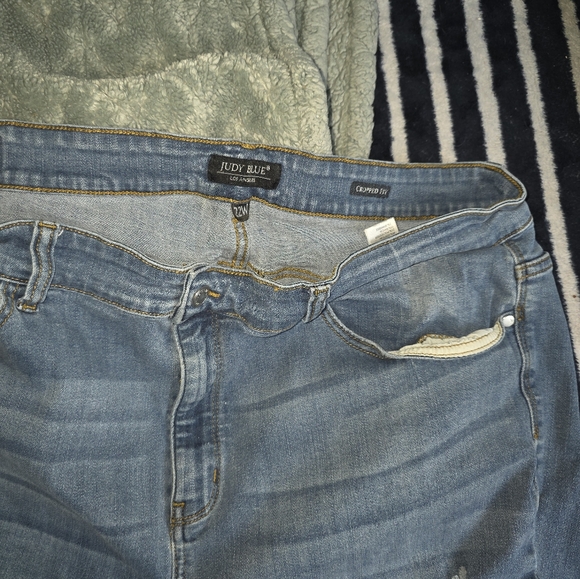 Distressed 22W Judy Blue Crop Fit Jeans - Picture 2 of 12